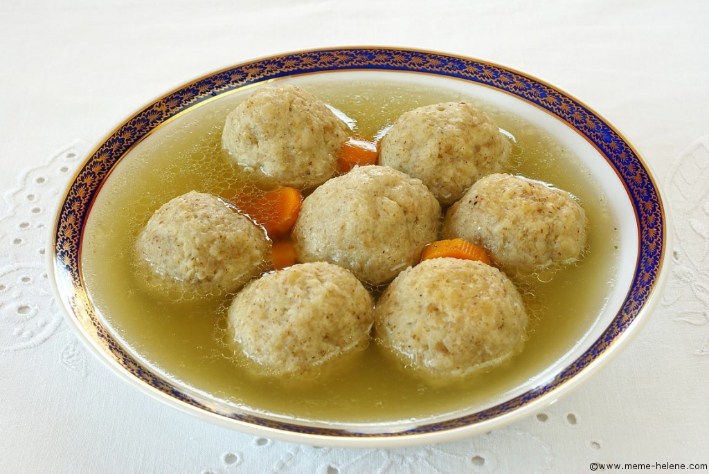 Клецки из мацы. Matzah balls. Шарики с мацой. Шарики для супа приложение. Шарики из мацы чтобы не распались.